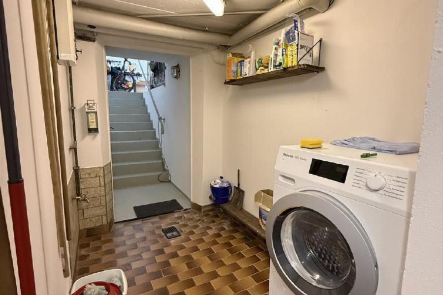 Wasskeller mit Treppe zur Garage